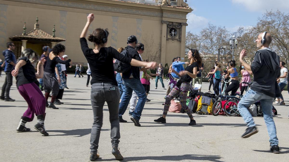 Barcelona 14 03 2021   Barcelona  Barceloneando per Ana Sanchez  Un grupo multitudinario se reune en la font magica de Montjuich para la practica del  silent disco  donde la gente baila escuchando musica a traves de los cascos  Fotografia de Jordi Cotrina