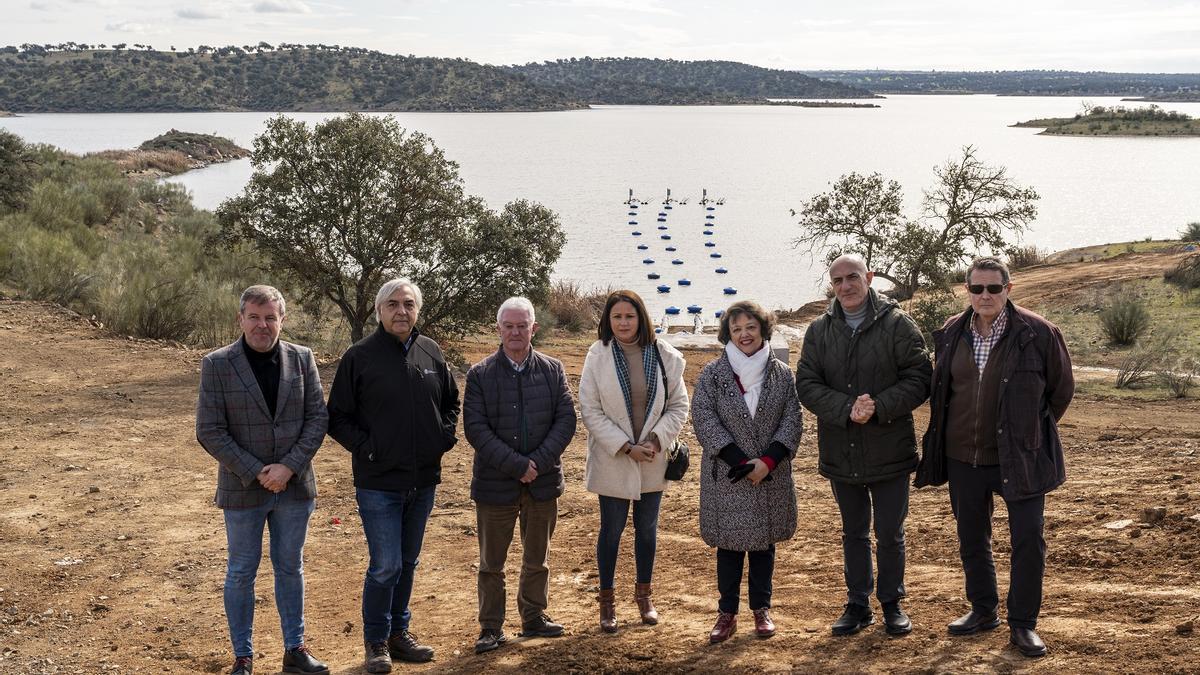 Santiago Ruiz y Silvia Mellado, en el centro, con otras autoridades, durante una visita a las obras del trasvase de urgencia de La Colada a Sierra Boyera.