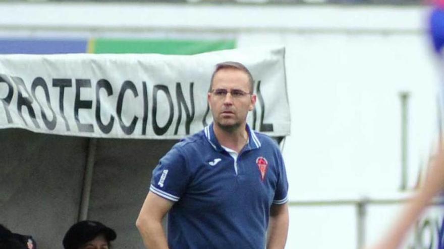 Juan Carlos Cortina, técnico del Roces, en el Hermanos Antuña.