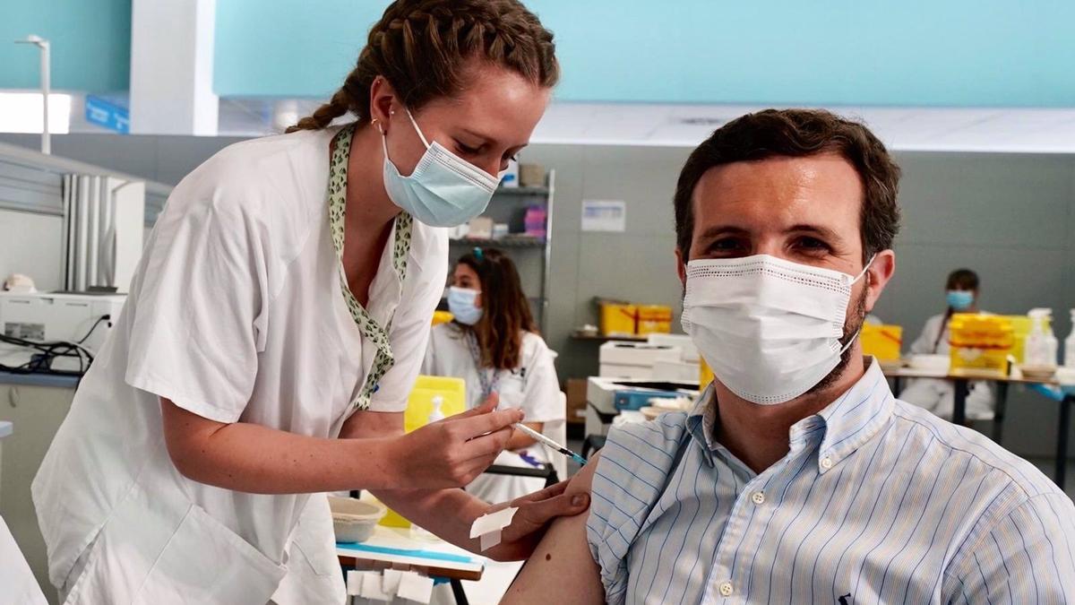 El líder del PP, Pablo Casado, se vacuna contra la covid.
