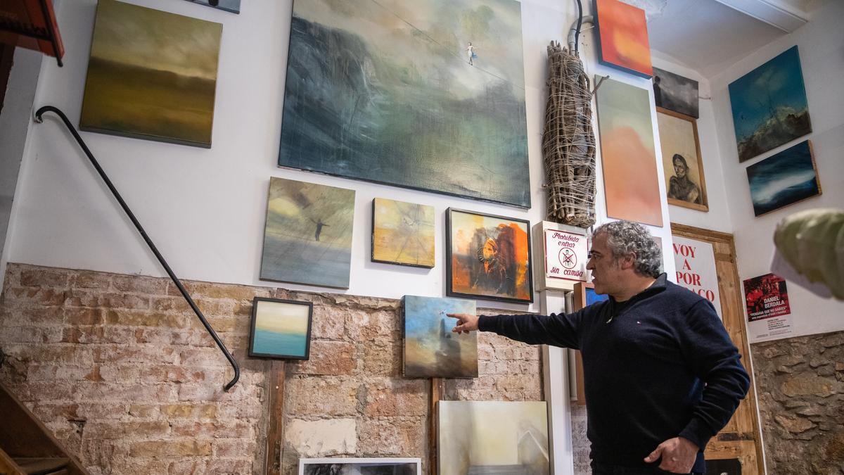 Dani Berdala, entre algunas de las obras que cuelga en su estudio.