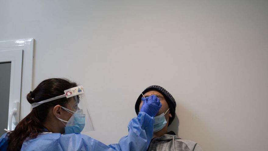 Un home se sotmet a un test d’antígens en una foto d’arxiu. | EUROPA PRESS