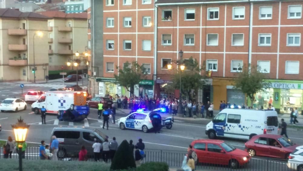 Un coche vuelca en una rotonda de Oviedo