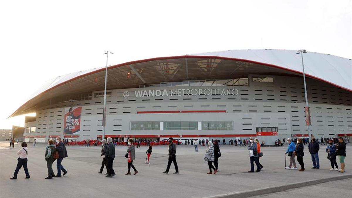 Colas para vacunarse este jueves en el estadio Wanda Metropolitano de Madrid.