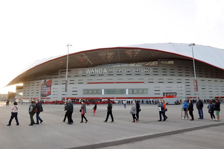 Colas para vacunarse este jueves en el estadio Wanda Metropolitano de Madrid.