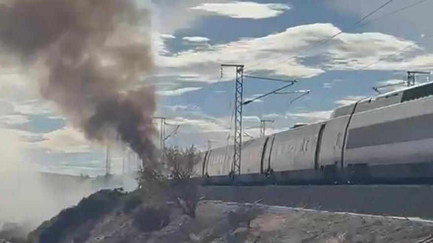 Cortada la alta velocidad entre Barcelona y Madrid por el incendio de un tren AVE a su paso por Aragón