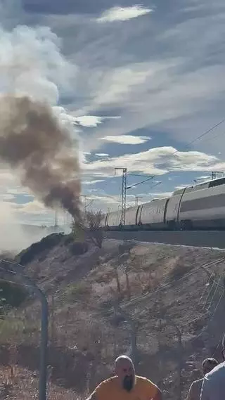 Un incendio en un AVE obliga a desalojar a 283 viajeros en Zaragoza y corta la alta velocidad entre Madrid y Barcelona