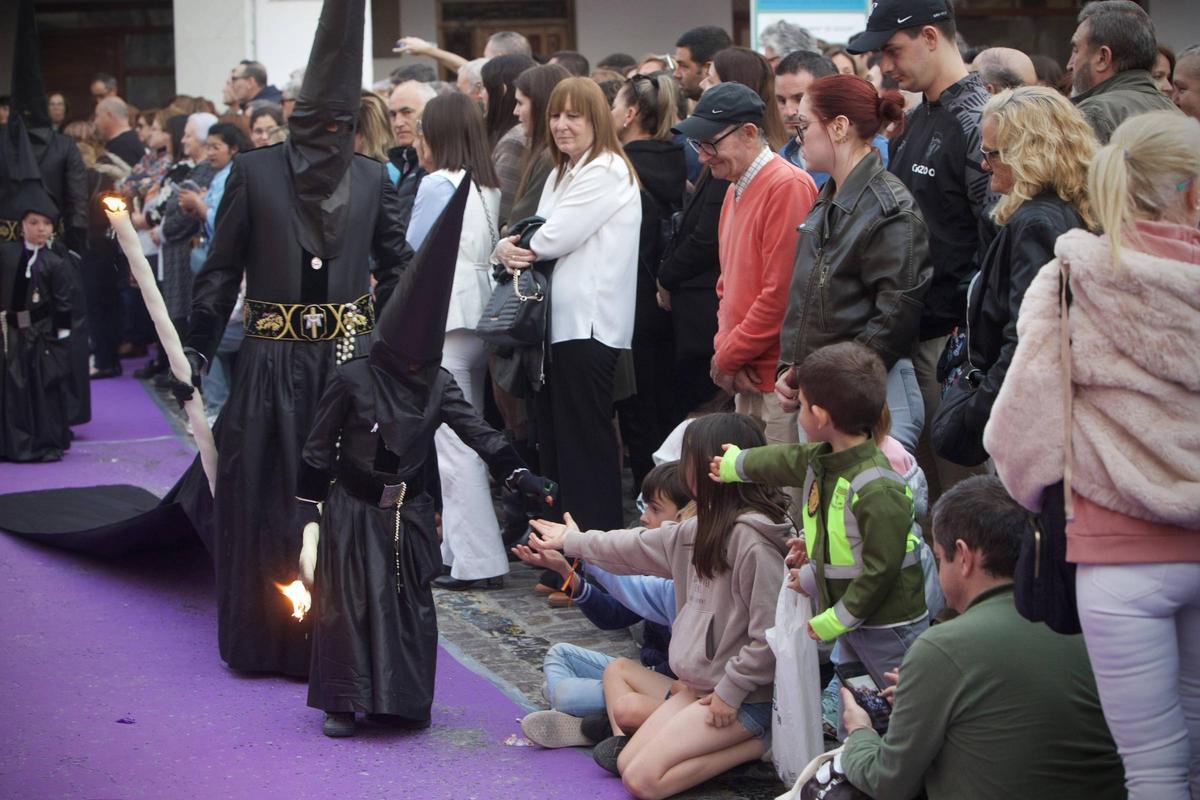 Diversos majorals, durant una processó de la Setmana Santa saguntina