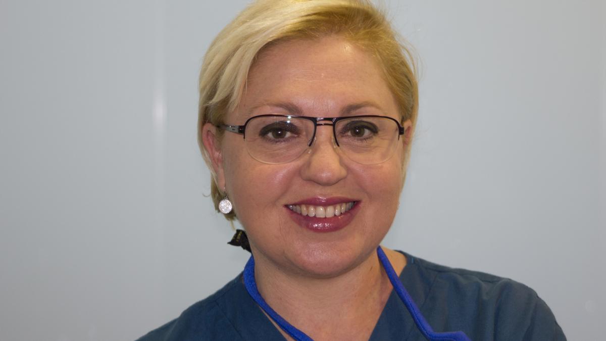 Dra. Carmen Pomares, médico estomatólogo periodoncista implantólogo, directora Clínica Perio&amp;Implant.