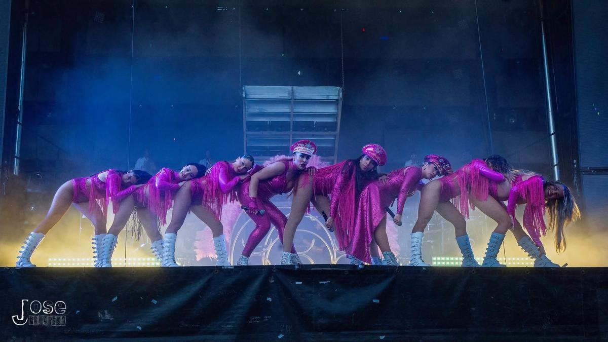 Algunos de los cantantes y bailarines de la París de Noia en el escenario