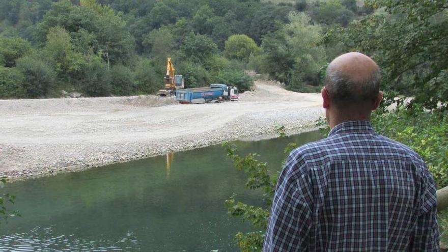 Pérez Melero observando las labores de dragado, ayer.