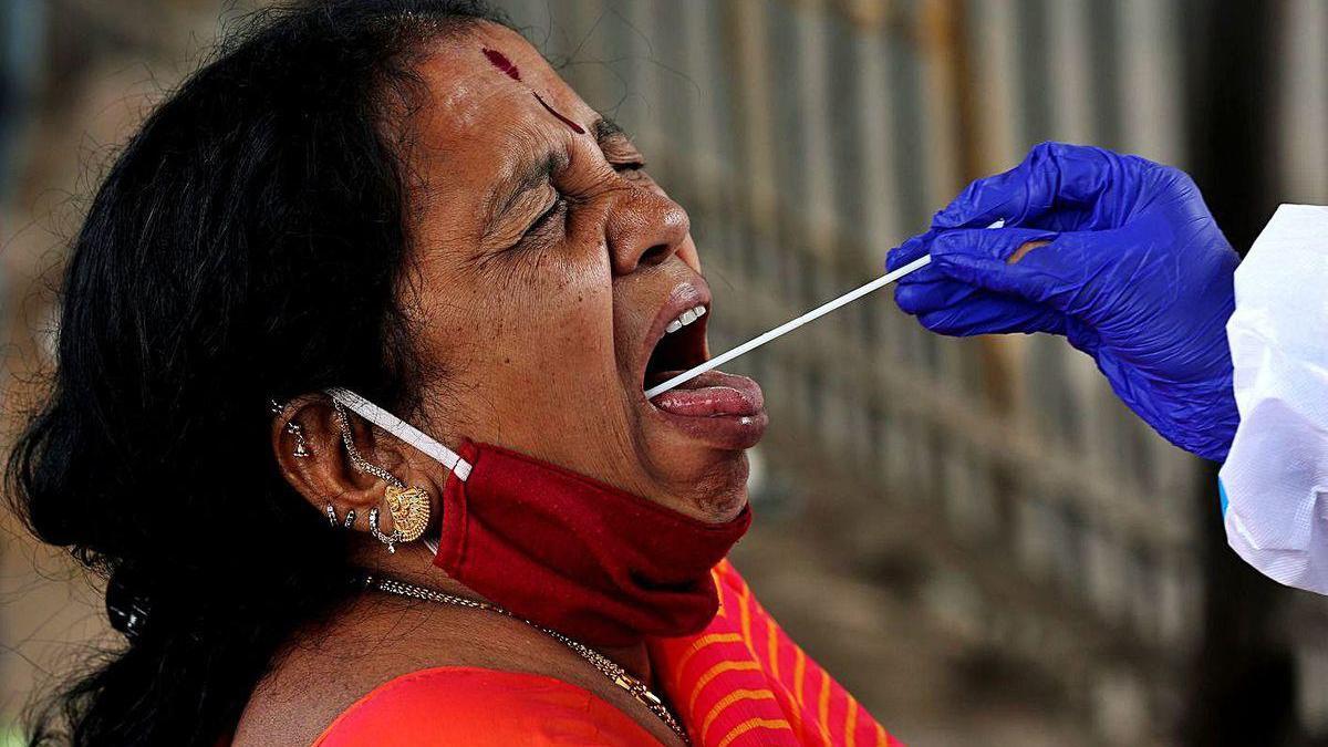 Una toma de muestras para hacer un test PCR en Bangalore, India, el país con más muertos.