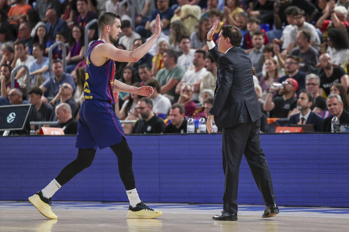 Xavi Pascual felicita a Tomas Satoransky durante el partido ante el Bayern.