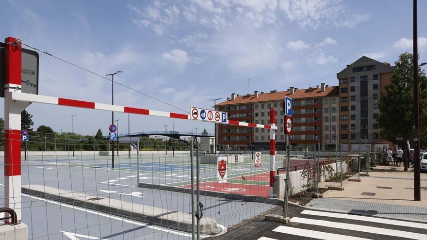 El Ayuntamiento de Gijón transmite a los vecinos del Polígono que el traspaso para la gestión del parking disuasorio se realizará "en breves y según lo acordado"