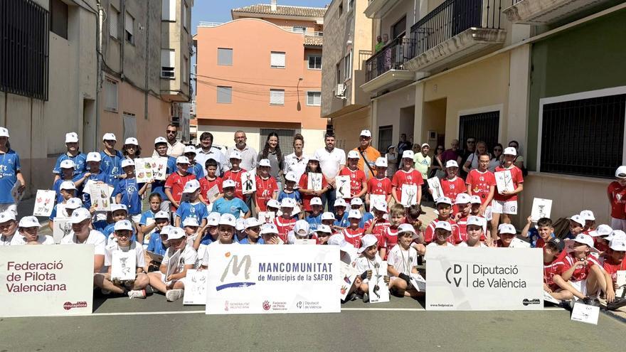 Exodo de ayuda hacia los pueblos afectados en la pasarela de La Torre, jóvenes organizandose