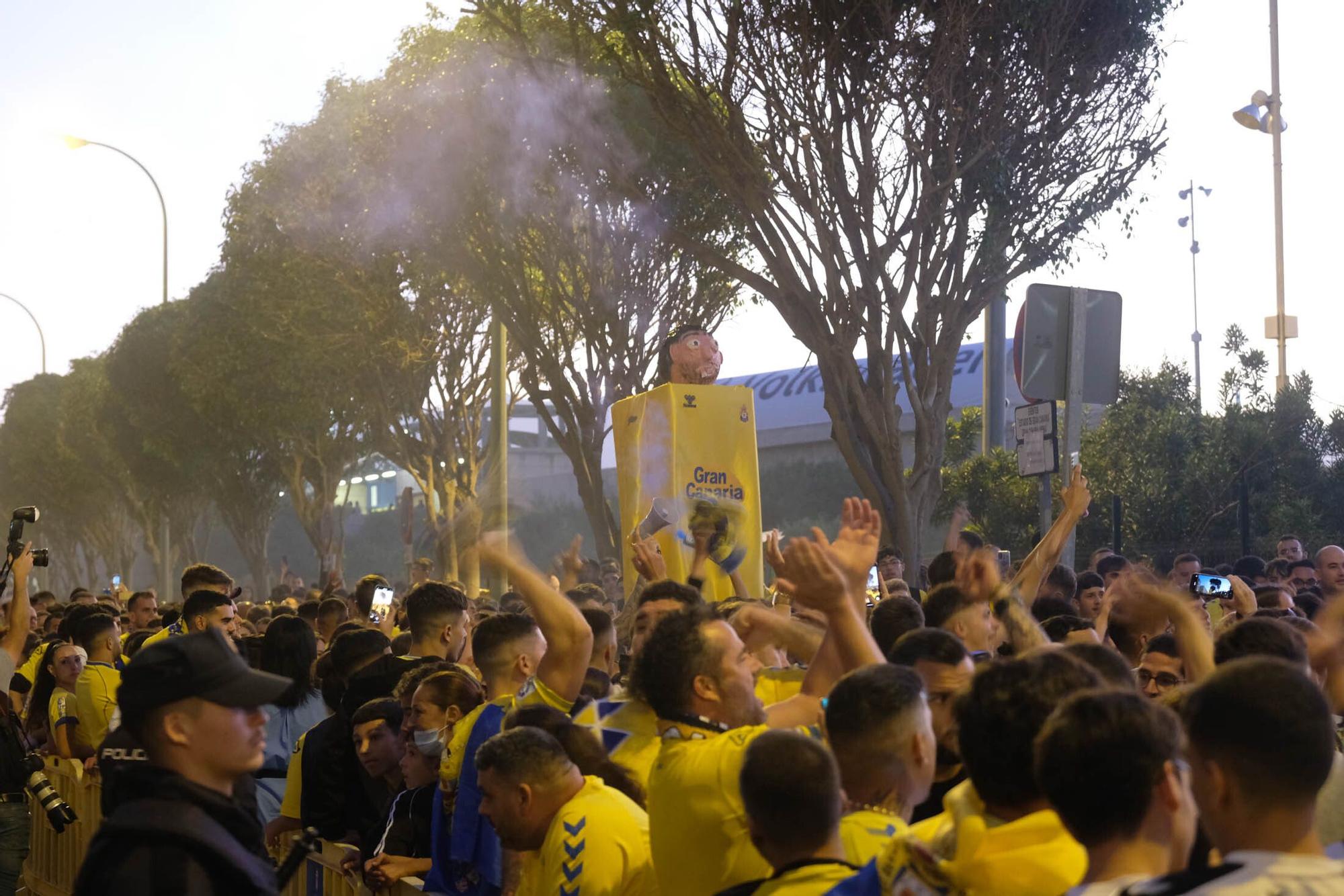 Los aficionados de la UD Las Palmas reciben la guagua con los jugadores antes del derbi