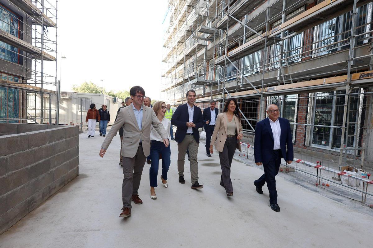 Una visita a obras de vivendas públicas en Valdecorvos