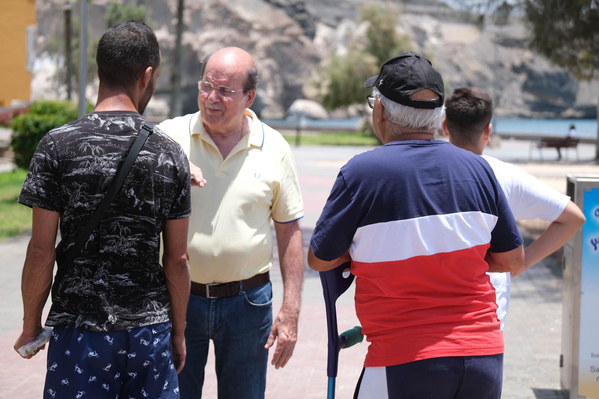 Vecinos de Juan Moreno Artiles se acercan a felicitarlo por la denominación de la avenida marítima con su nombre.