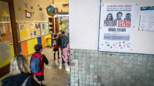 Un cartel para preservar los patios escolares frente a la normativa de contaminación acústica, en el colegio de los salesianos de Rocafort, en Barcelona.