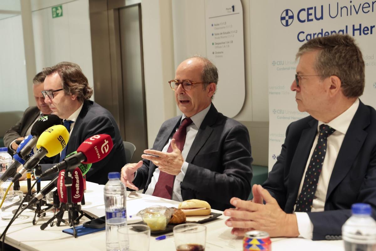 Paco Sánchez, Ávaro Antón, Higinio Marín y Manuel Sureda, este lunes en el edificio del Capitolio.