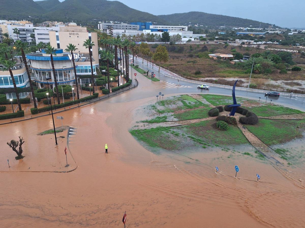 La rotona de Can Misses, inundada por la dana 'Alice'
