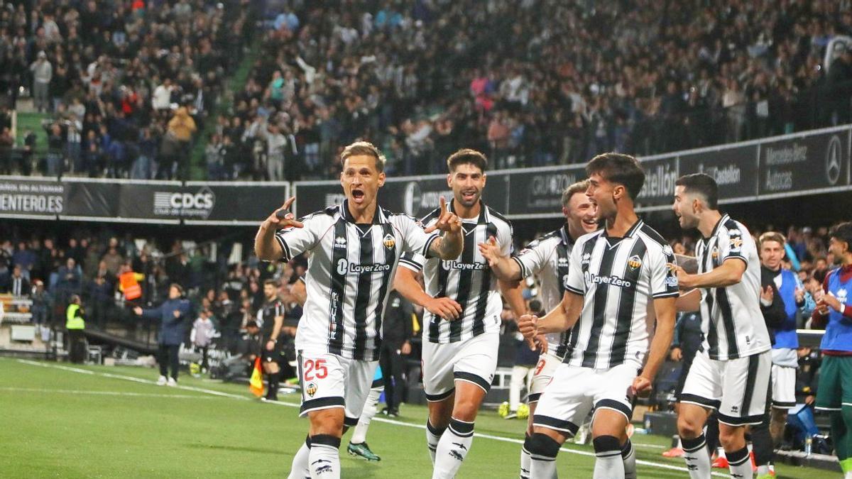 Gol de Ronaldo Pompeu para abrir el marcador contra el Almería, en el SkyFi Castalia.