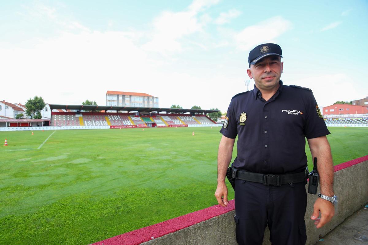 El inspector jefe de la Policía Nacional de Vilagarcía en el campo de A Lomba.