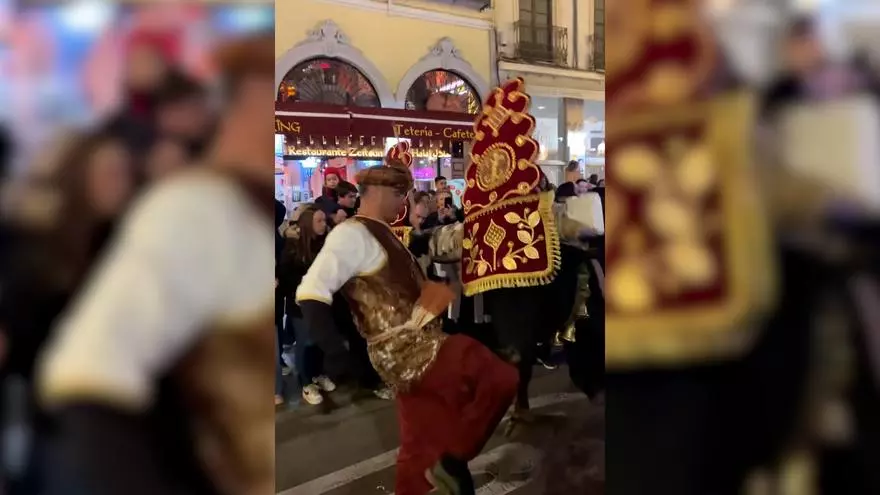 El momento de la agresión a un buey en la cabalgata de Granada