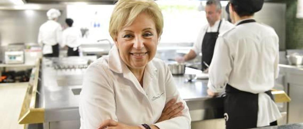 La chef ilicitana Susi Díaz, que esta semana ha ganado un premio nacional de gastronomía, en la cocina de su restaurante, La Finca.