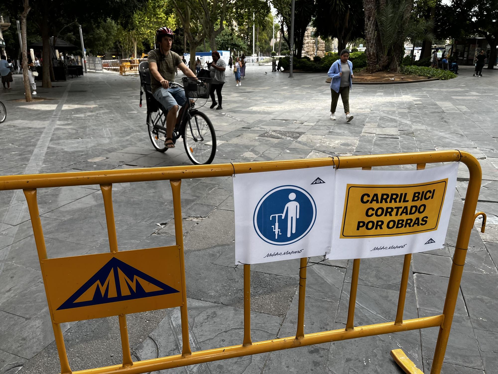 Bicis y patinetes circulan por la plaza España pese al cierre del carril bici