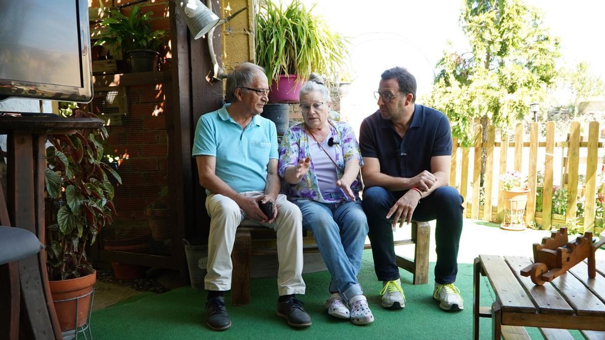 Áurea Santos flanqueda por Manuel Ramos e Iñaki Gómez