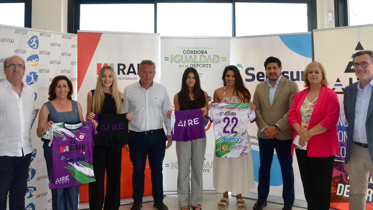 Asistentes al acto de patrocinio del Adesal de balonmano.