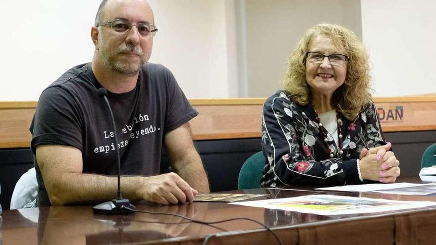 El historiador Rubén Vega y la concejala Inés García, ayer, en Pola de Laviana.