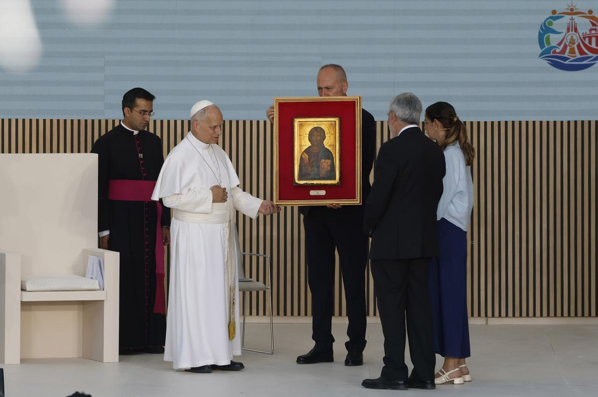 El papa León XIV en su visita este sábado al centro CEDIA 24 Horas, de Cáritas Madrid. El papa León XIV en su visita este sábado al centro CEDIA 24 Horas, de Cáritas Madrid.