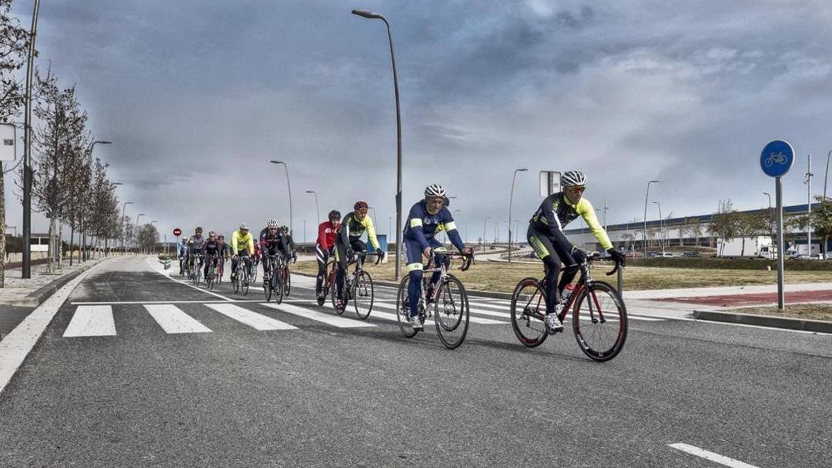 Un grupo de cicloturistas cerca del aeropuerto de Barcelona