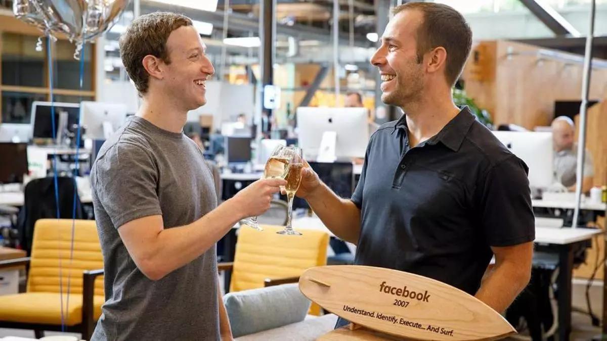 Mark Zuckerberg, fundador de Facebook, junto al empresario aragonés Javier Oliván, en una imagen de archivo.