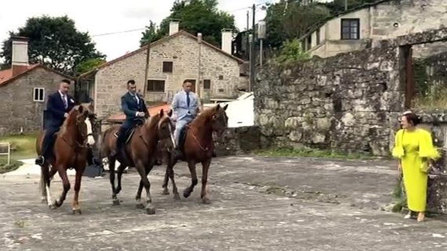 Boda a caballo en Galicia: cuando el novio recorre al galope el camino hacia el altar