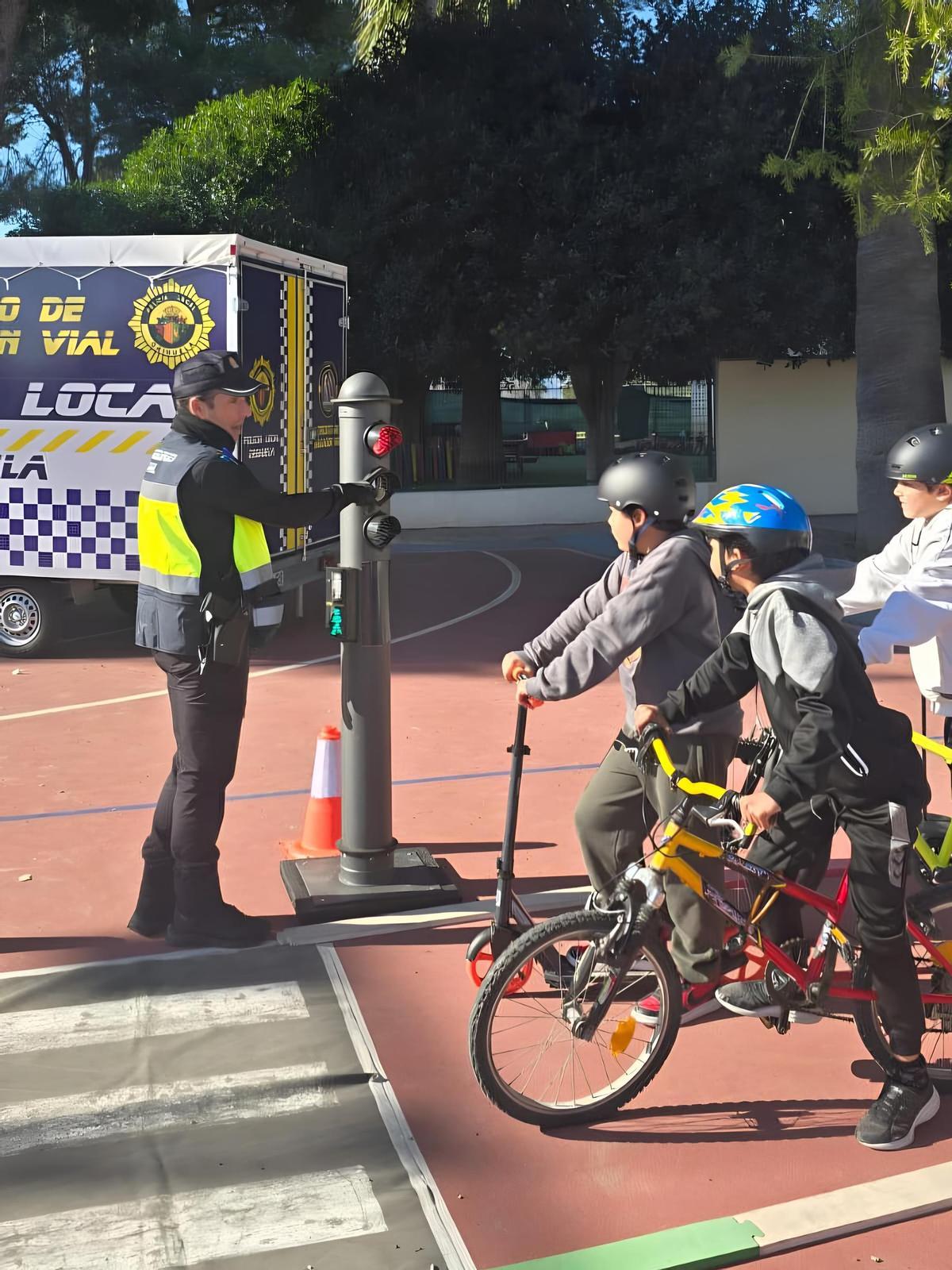 La Policía Local de Orihuela y usuarios de patinetes eléctricos en una imagen de archivo