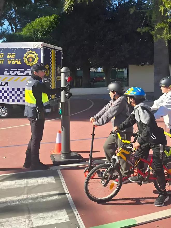 Detenido tras robar un bolso en la puerta de un colegio de Orihuela Costa y huir en patinete