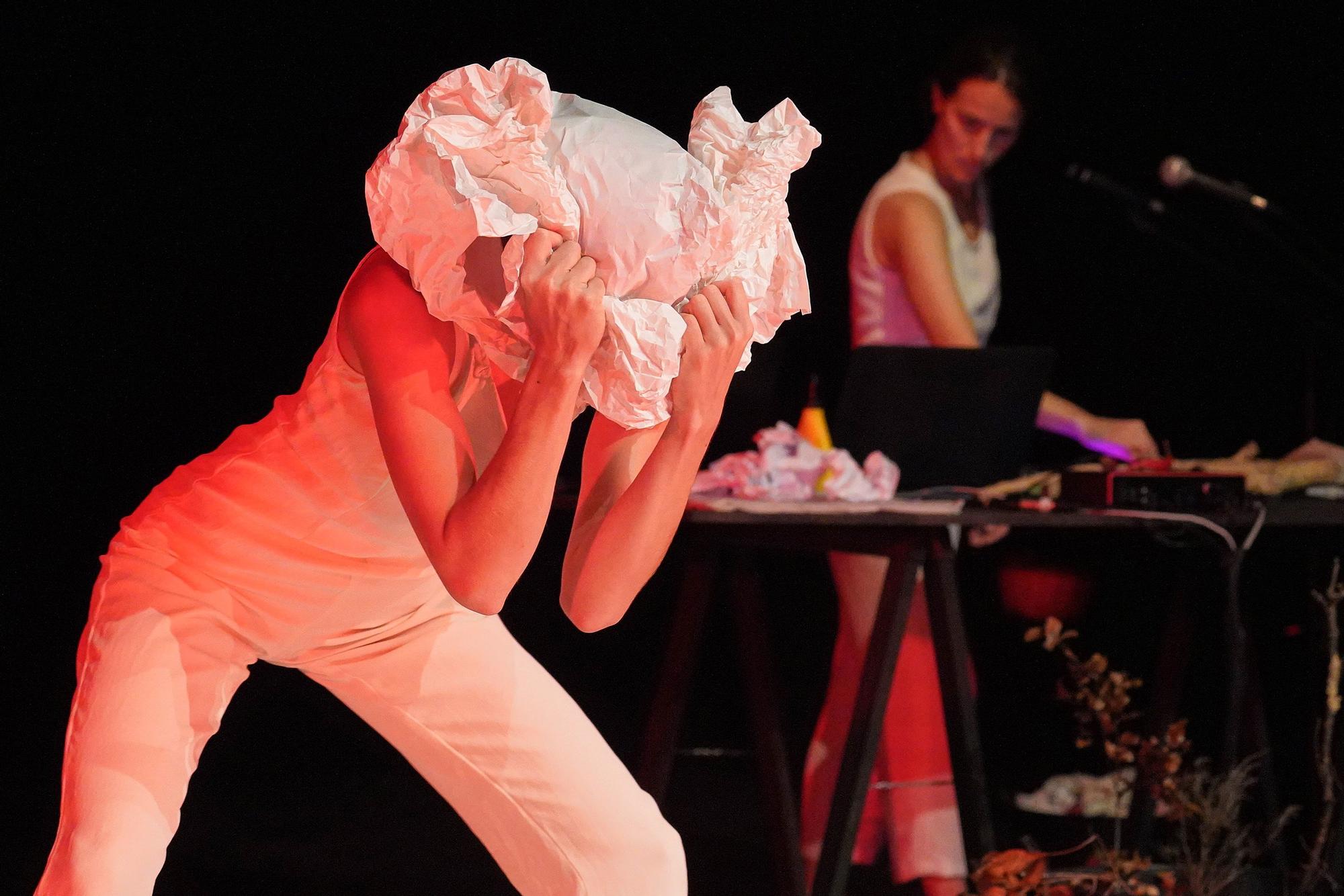 «Fulla blanca», teatre visual per retre tribut a les plantes