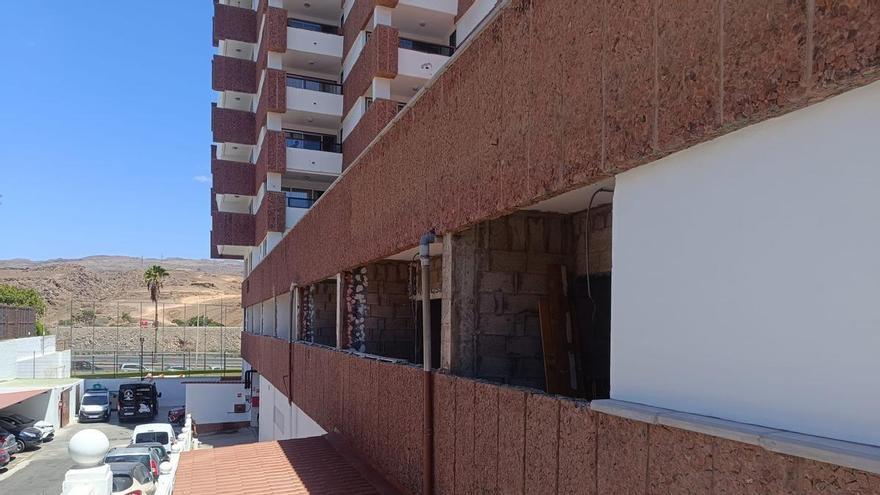 "Somos el edificio más controlado del sur de Gran Canaria": El administrador de Corona Roja, sobre el precinto por obras ilegales