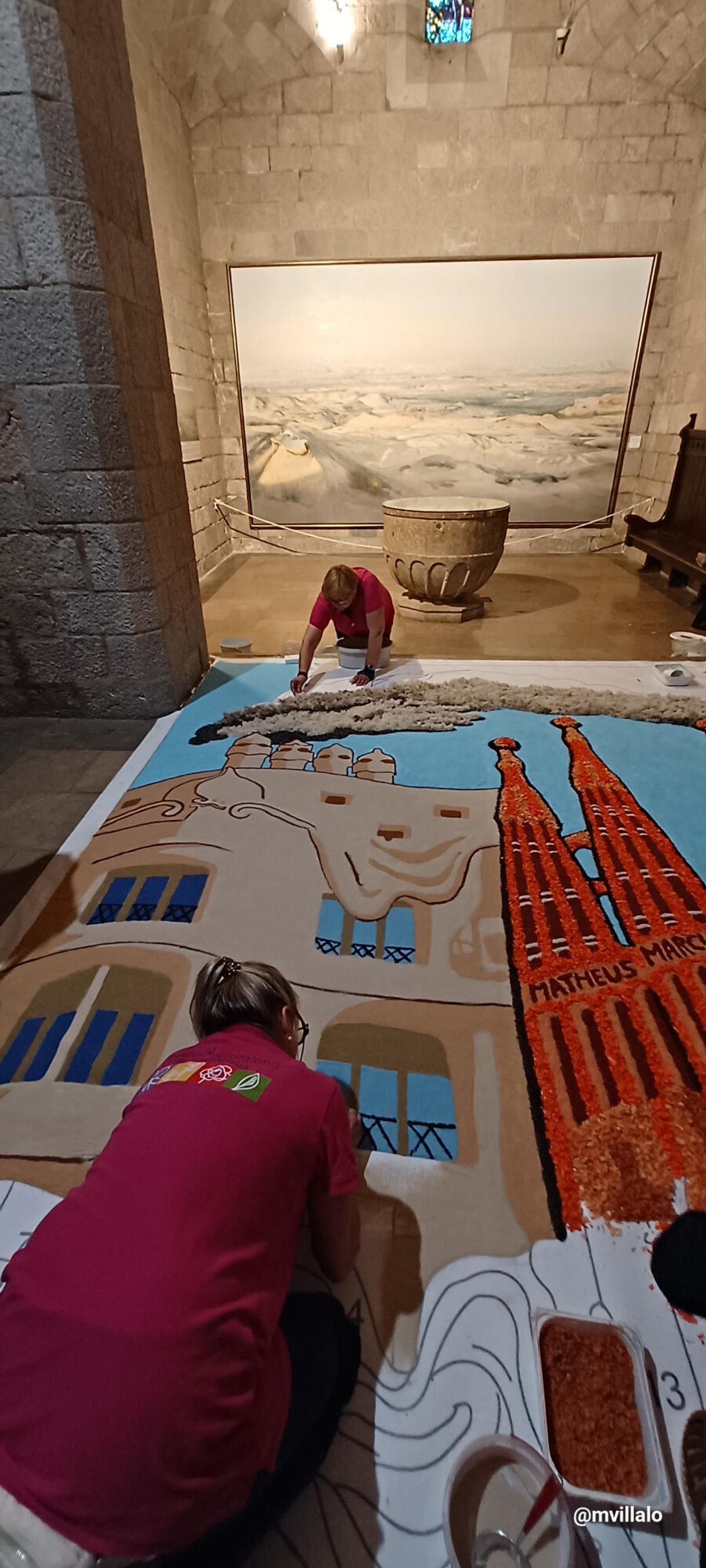 Les imatges del procés d'elaboració de la catifa floral 'El Somni de Gaudí a l'Església de Sant Pere de Figueres.