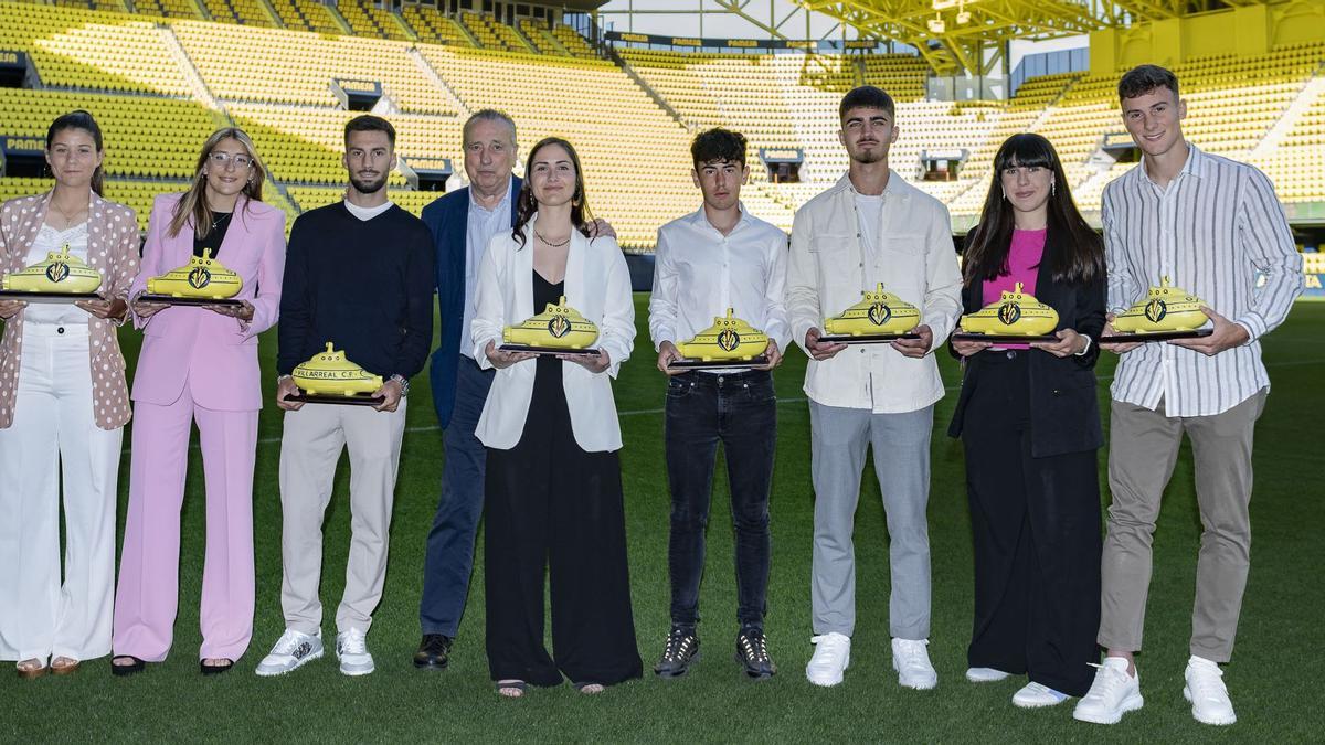 Ocho jugadores del Villarreal CF han recibido el reconocimiento de la entidad al cumplir una década en el club.