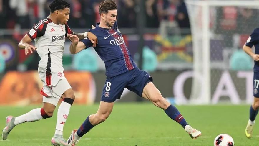 Fabián Ruiz protege el balón ante la presión de Plata. |  AP