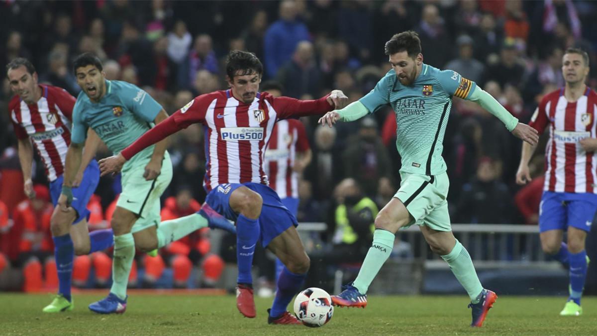 Leo Messi en acción en el último Atlético - FC Barcelona de la Copa del Rey 2016/17