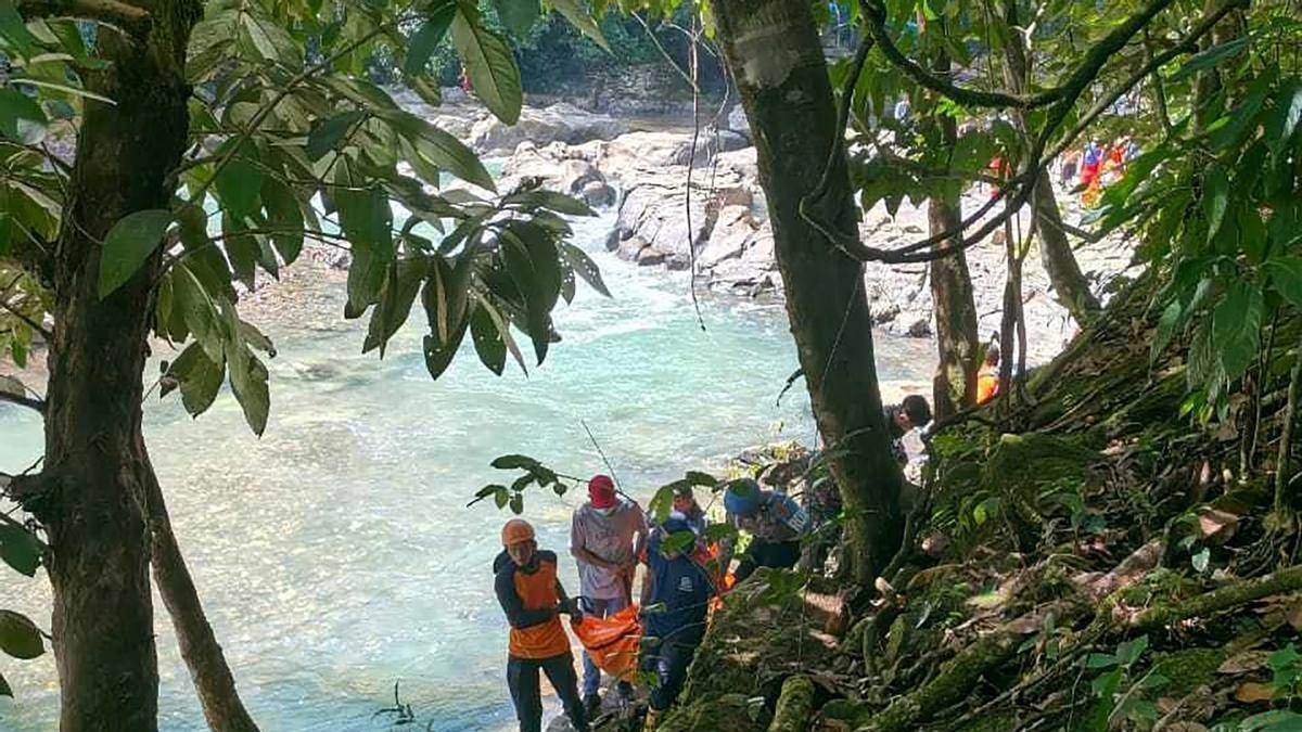 Endonezya'da ünlü asma köprünün kırılması sonucu iki Avusturyalı turist hayatını kaybetti