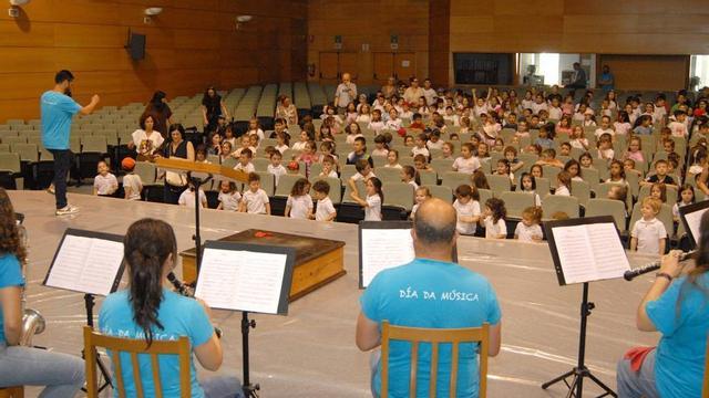 La Banda de Silleda toca para los escolares en el auditorio ferial |