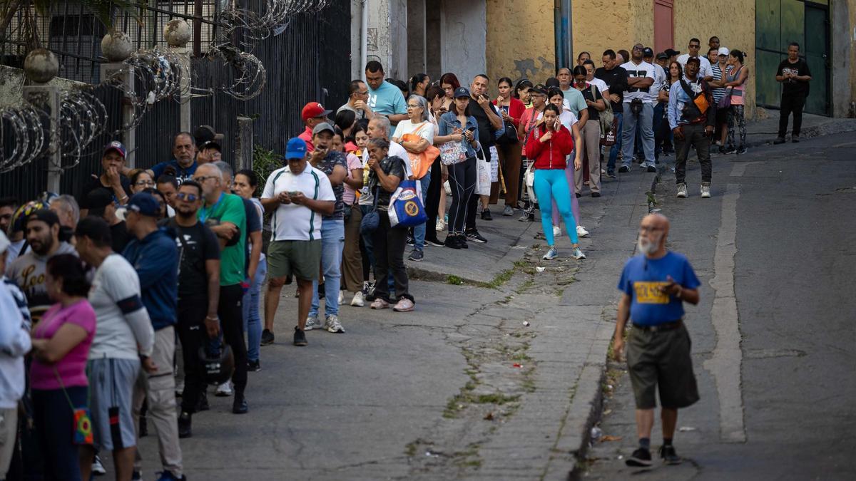 Colas, de nuevo, ayer en Caracas para acceder a un supermercado