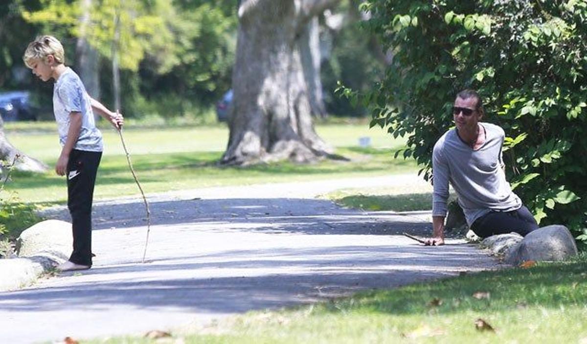 Kingston, descalzo, juega con su padre Gavin Rossdale en el parque de Beverly Hills al que se fueron a pasar la mañana del domingo