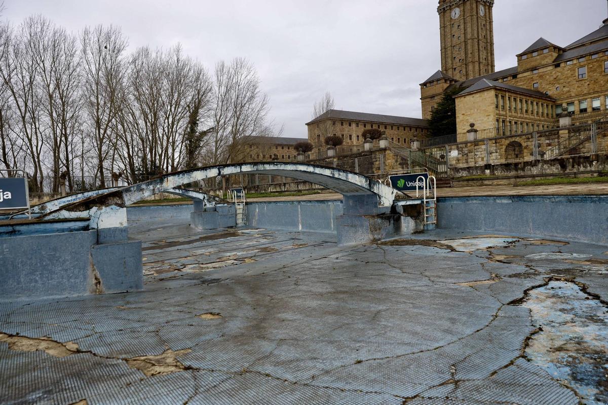 La visita de los técnicos a la piscina de la Laboral, en imágenes